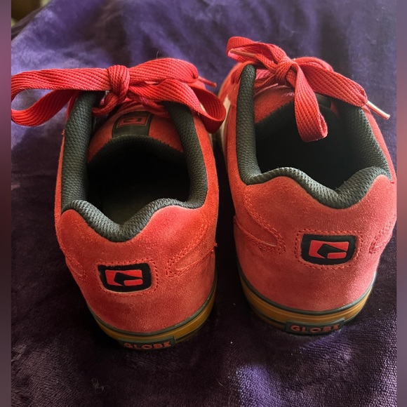 *RARE* GLOBE INDUSTRIES | Encore Red Sneaker - Picture 4 of 5